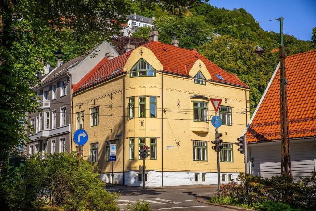 New! Modern City Apt: Central W/ Private Entrence Bergen Esterno foto